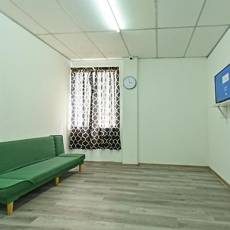 Spot On 90500 Sri Rampai Metro Hostel Куала Лумпур Екстериор снимка