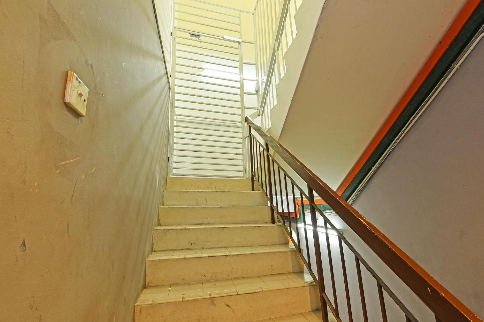 Spot On 90500 Sri Rampai Metro Hostel Куала Лумпур Екстериор снимка